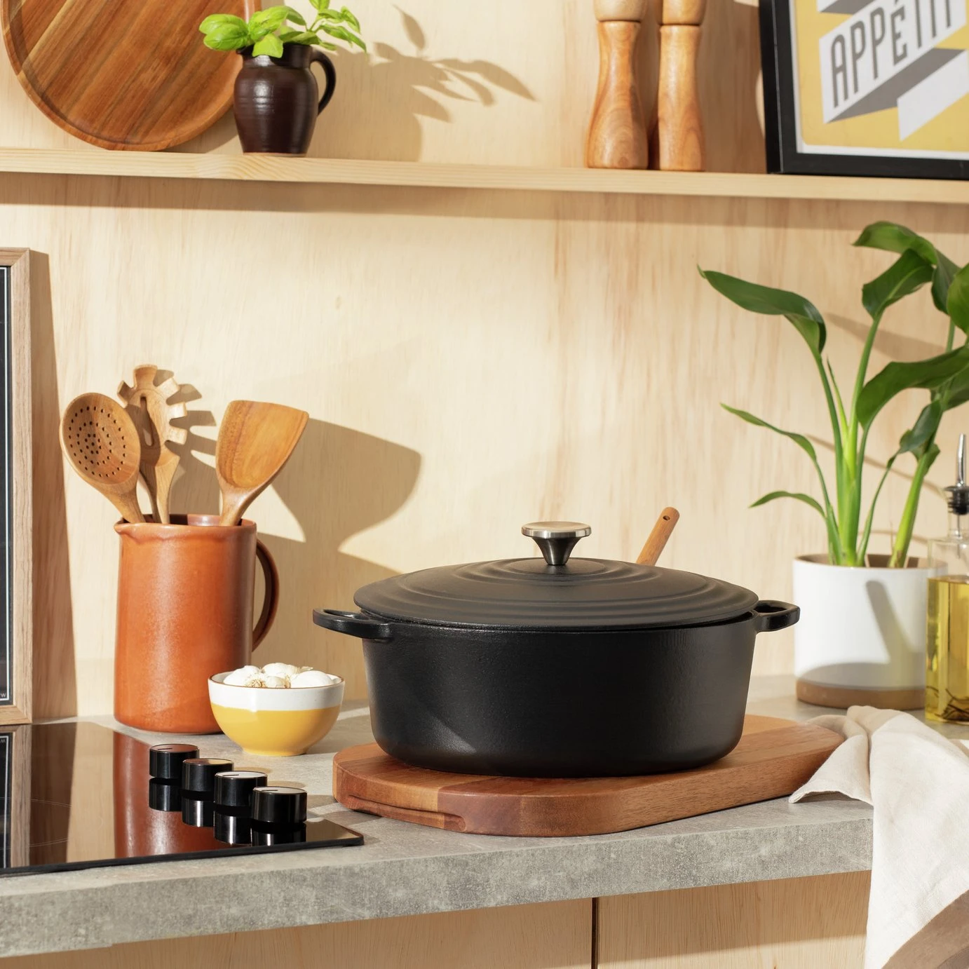 Habitat 4.7 Litre Oval Cast Iron Casserole Dish - Black 2 Habitat 4.7 Litre Oval Cast Iron Casserole Dish - Black - Image 2