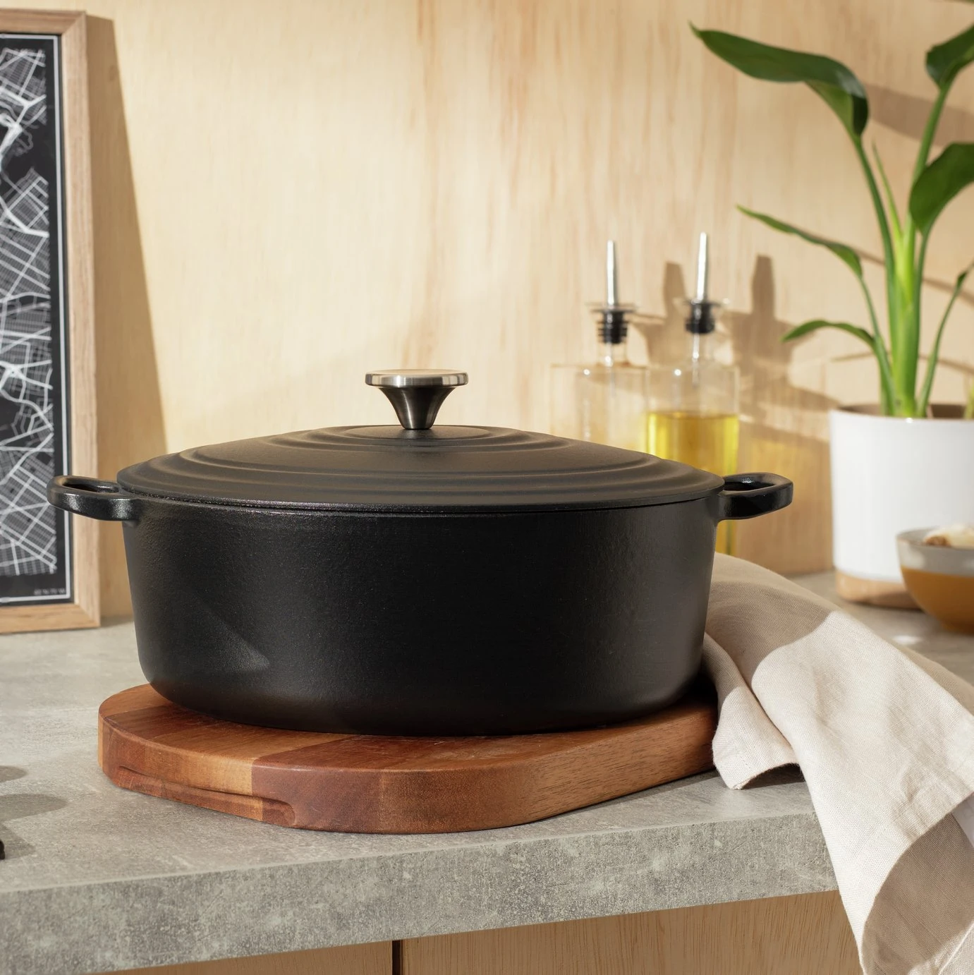 Habitat 4.7 Litre Oval Cast Iron Casserole Dish - Black 6 Habitat 4.7 Litre Oval Cast Iron Casserole Dish - Black - Image 6