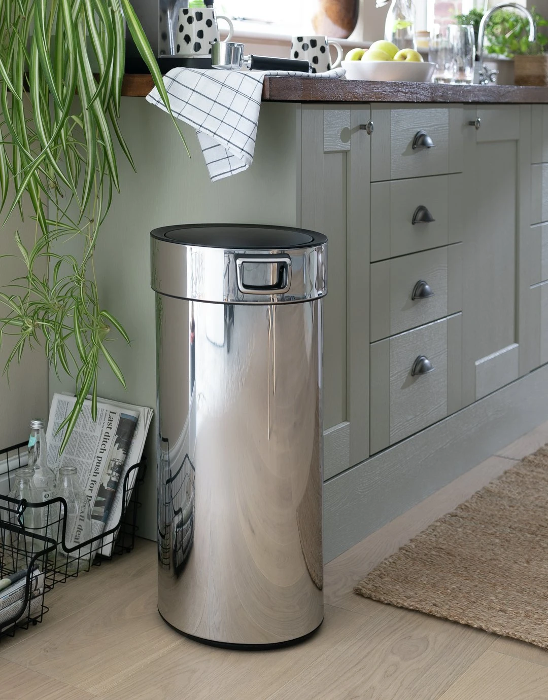 Habitat 30 Litre Round Touch Op Bin - Silver 2 Habitat 30 Litre Round Touch Op Bin - Silver - Image 2